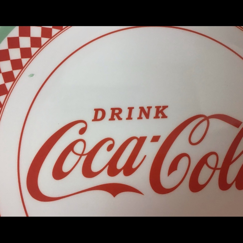 Set of (4) Coca-Cola Melamine Dinner Plates - Picture 7 of 7
